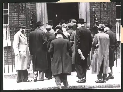 Fotografie Ansicht London, Journalisten beim Betreten der Downing Street No. 10