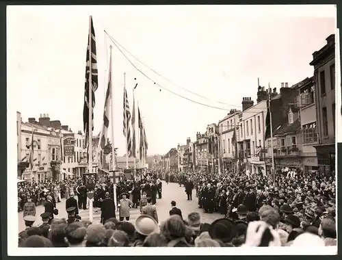 Fotografie Ansicht Stratford-on-Avon, Shakespeare Feier vor der Holy Trinity Church