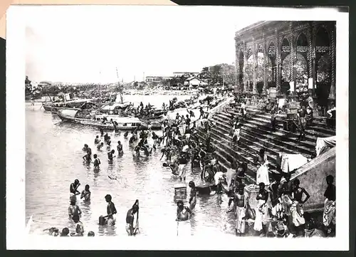 Fotografie Ansicht Kalkutta, Badestelle an den Ghats