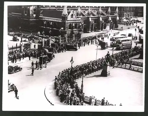 Fotografie Ansicht London, Menwschenmenge vor dem Parlament am 30.8.1939