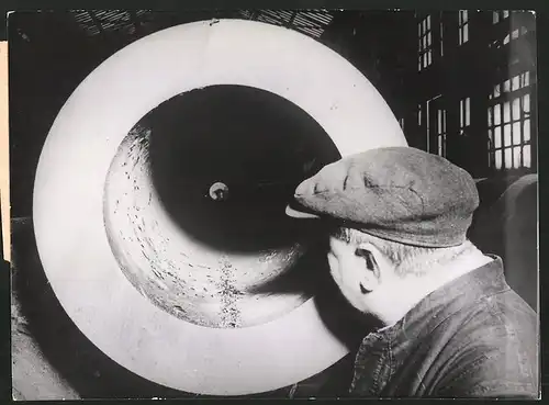 Fotografie Ansicht Sheffield, Blick in 35 cm Geschützrohr in der Sheffield Plant