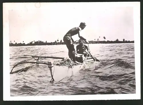 Fotografie Fischfang in der Südsee im Einbaum