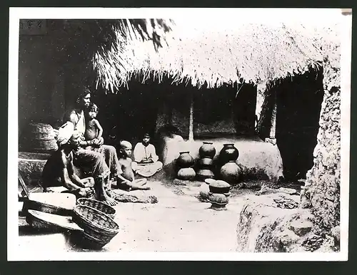 Fotografie Indische Bauernfamilie im Hof ihres Hauses