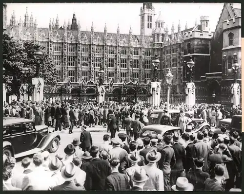 Fotografie Ansicht London, Menschenmenge vor dem Parlament während Ansprache des Premierministers am 29. Aug. 1939
