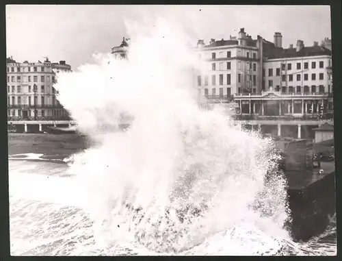 Fotografie Ansicht Brighton, Strand während Springflut