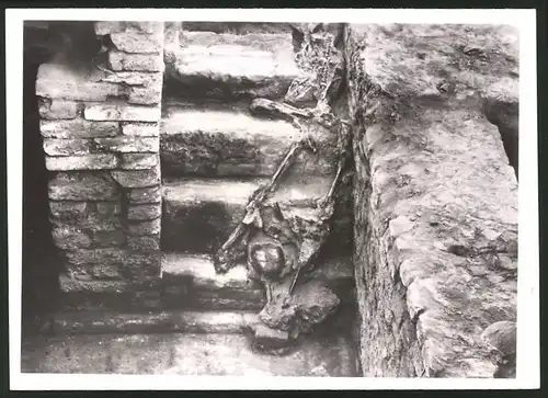 Fotografie Die Induskultur - Ernest Mackay, Skelette auf einer Treppe zu einem Brunnen, Ausgrabung