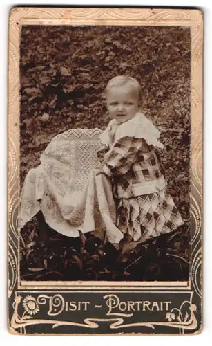Fotografie unbekannter Fotograf und Ort, Visit-Portrait niedliches Kleinkind im karierten Kleid an Stuhl gelehnt