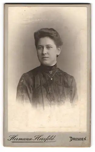 Fotografie Hermann Herzfeld, Dresden, Portrait modisch gekleidete Dame mit Herzkette