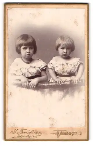 Fotografie M. Frankfurter, Wesel, Portrait zwei kleine Mädchen in hübschen Kleidern
