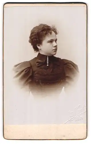 Fotografie Mueli, Wien, Portrait junge Dame im schwarzen Kleid mit Puffärmeln