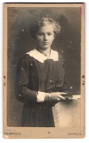 Fotografie L. Hansen, Kappeln, Portrait junge Dame im modischen Kleid