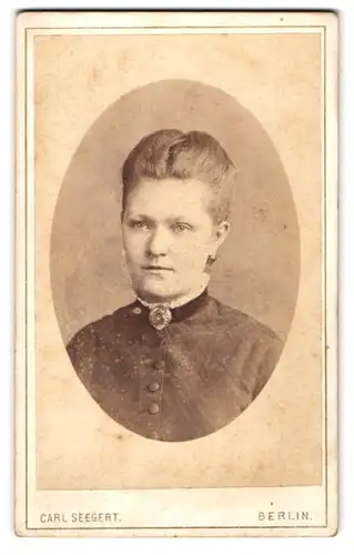 Fotografie Carl Seegert, Berlin, Brustportrait bürgerliche Dame mit Kragenbrosche