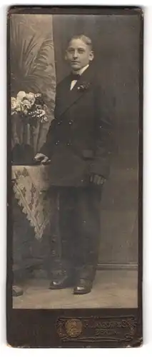 Fotografie A. Jandorf & Co., Berlin, Portrait junger Mann im Anzug mit Fliege und Hut