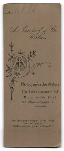 Fotografie A. Jandorf & Co., Berlin, Portrait junger Mann im Anzug mit Fliege und Hut