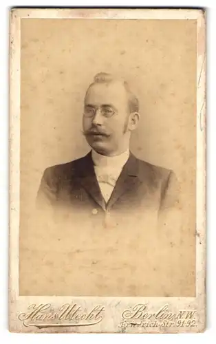 Fotografie Hans Utecht, Berlin-NW, Portrait stattlicher Herr mit Brille und Schnurrbart