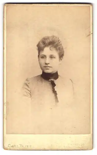 Fotografie Carl Thies, Hannover, Portrait junge Dame mit Kragenbrosche