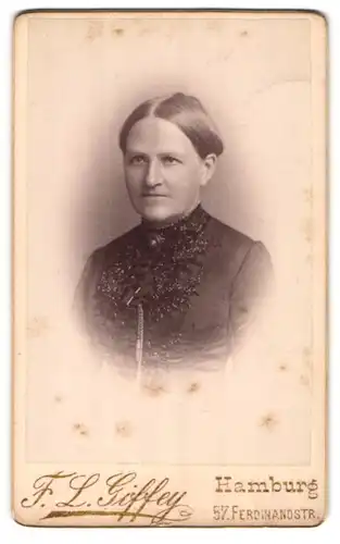 Fotografie F. L. Giffey, Hamburg, Portrait bürgerliche Dame mit Kragenbrosche