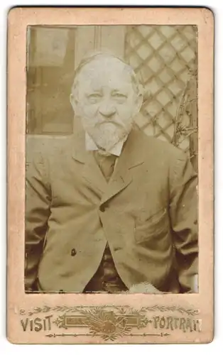 Fotografie unbekannter Fotograf und Ort, Portrait älterer Herr im Anzug mit Krawatte und Bart