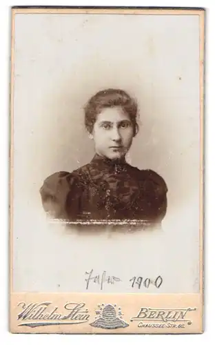Fotografie Warenhaus Wilhelm Stein, Berlin-N, Portrait junge Dame mit zurückgebundenem Haar
