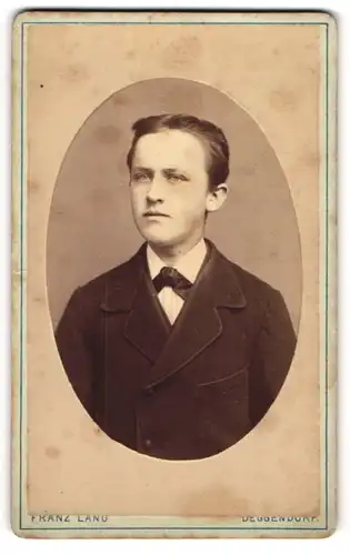 Fotografie Franz Lang, Deggendorf, Brustportrait junger Mann im Anzug mit Fliege