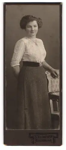 Fotografie G. Klimmer, Bückeburg, Portrait junge Dame in weisser Bluse an Stuhl gelehnt