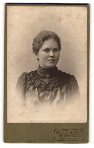 Fotografie Max Seifert, Freiberg i / S., Portrait junge Dame mit zurückgebundenem Haar