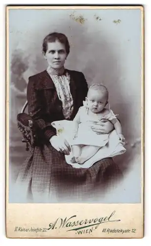 Fotografie Arnold Wasservogel, Wien, Portrait bürgerliche Dame mit Baby auf dem Schoss