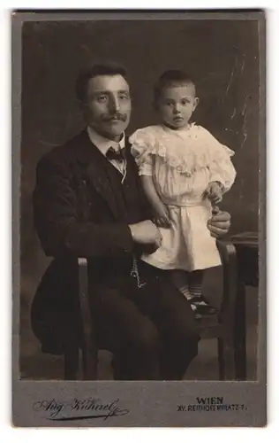 Fotografie Aug. Kühnel, Wien, Portrait bürgerlicher Herr mit kleiner Tochter im Arm