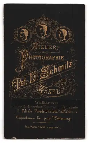 Fotografie Pet. H. Schmitz, Wesel, Brustportrait hübsch gekleidete Dame mit Kragenbrosche