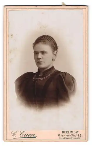 Fotografie C. Euen, Berlin-SW, Portrait junge Dame mit zurückgebundenem Haar