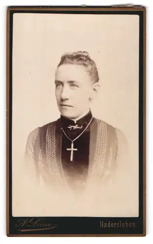 Fotografie A. Dose, Hadersleben, Portrait bürgerliche Dame mit Kragenbrosche und Kreuzkette