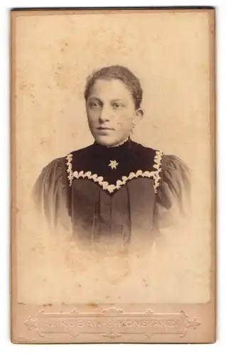 Fotografie J. Kuban, Konstanz, Portrait junge Dame mit zurückgebundenem Haar
