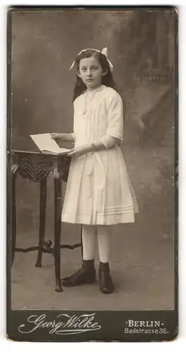 Fotografie Georg Wilke, Berlin, Portrait junges Mädchen im weissen Kleid mit Buch
