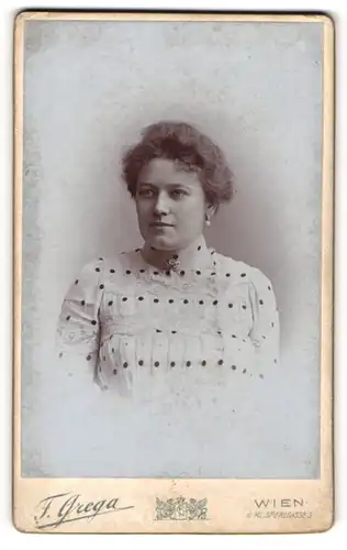 Fotografie F. Grega, Wien, Portrait Fräulein mit zusammengebundenem Haar
