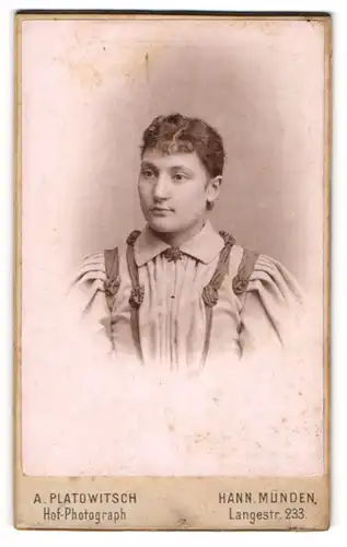 Fotografie A. Platowitsch, Hann.-Münden, Portrait junge Frau mit zusammengebundenem Haar