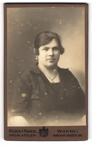 Fotografie Rudolf Franzl, Wien, Portrait Frau mit zusammengebundenem Haar