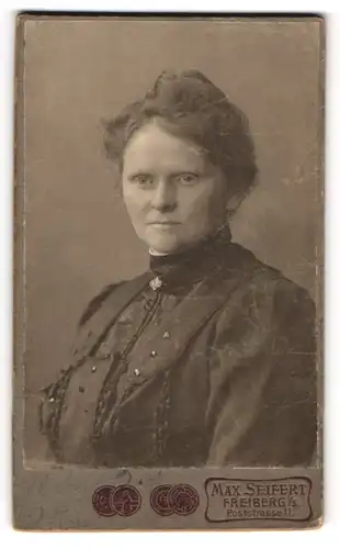Fotografie Max Seifert, Freiberg i/S, Portrait Frau mit zusammengebundenem Haar