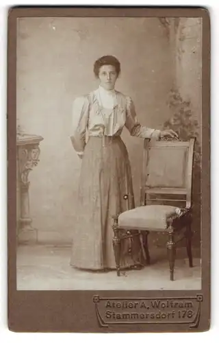 Fotografie A. Wolfram, Wien-Stammersdorf, Portrait Dame in zeitgenöss. Garderobe