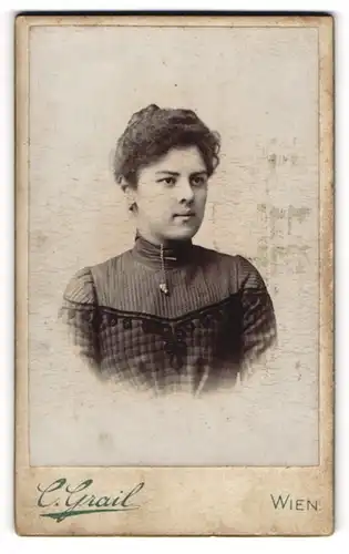 Fotografie C. Grail, Wien, Portrait Fräulein mit zusammengebundenem Haar