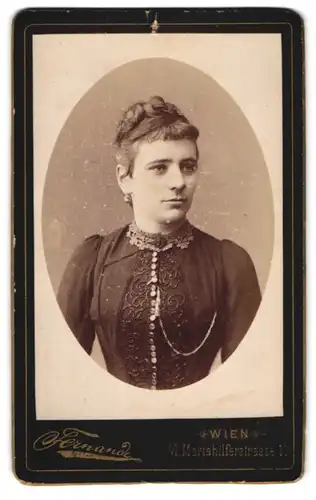 Fotografie Fernande, Wien, Portrait Dame mit Haarknoten