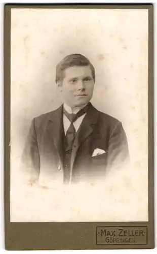 Fotografie Max Zeller, Göppingen, Portrait junger Mann in Anzug mit Krawatte