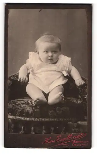 Fotografie Hans Engelbrecht, Bayreuth, Portrait Säugling in Leibchen