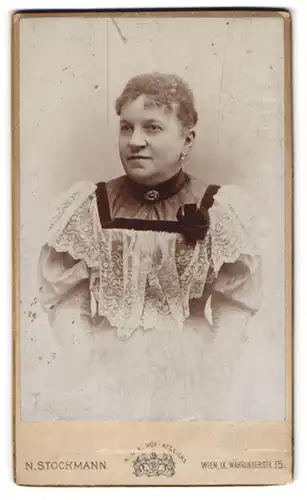 Fotografie N. Stockmann, Wien, Portrait betagte Dame in festlicher Kleidung