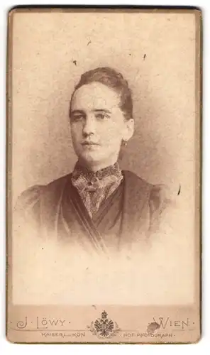 Fotografie J. Löwy, Wien, Portrait junge Frau mit zusammengebundenem Haar