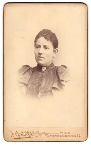 Fotografie J. Gerlinger, Wien, Portrait Frau mit zusammengebundenem Haar