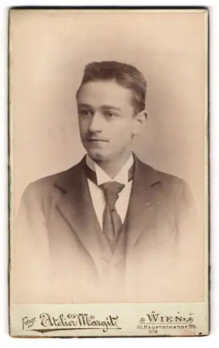 Fotografie Atelier Margit, Wien, Portrait junger Mann in Anzug mit Krawatte