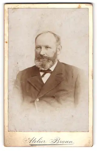 Fotografie C. Braun, München, Portrait älterer Herr im Anzug mit Fliege und Vollbart