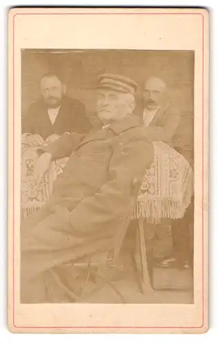 Fotografie unbekannter Fotograf und Ort, Portrait drei bürgerliche Herren am Tisch sitzend
