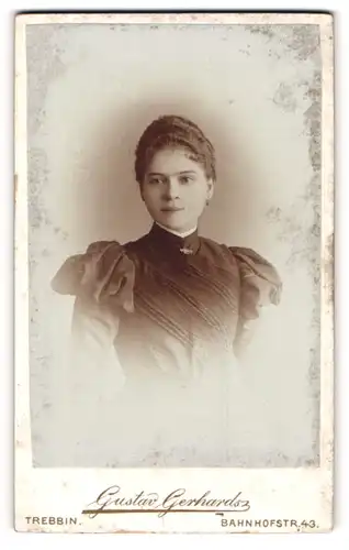 Fotografie Gustav Gerhards, Trebbin, Portrait junge Dame im eleganten Kleid mit Kragenbrosche