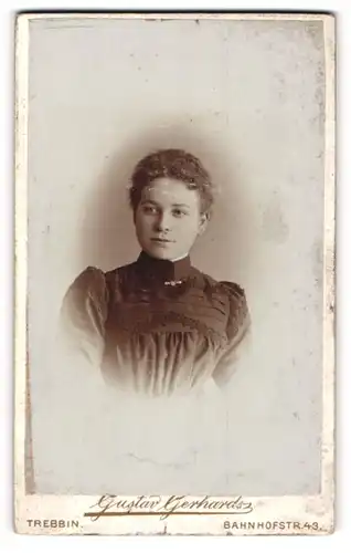 Fotografie Gustav Gerhards, Trebbin, Portrait junge Dame mit zurückgebundenem Haar